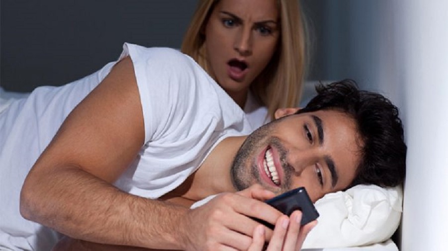 7 Signs That A Man May Be Cheating On A Woman